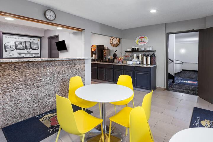 Super 8 by Wyndham Kent / Akron Area