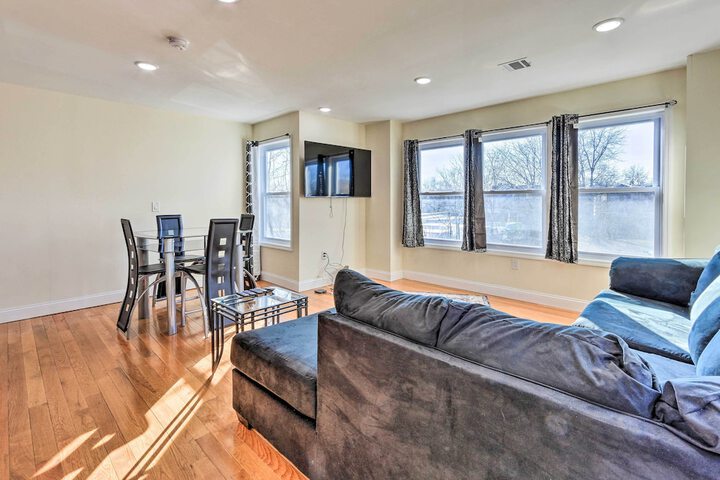 Bright Irvington Home 2 Mi to Prudential Center!