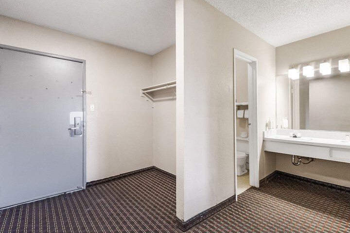 Room 16 of 39