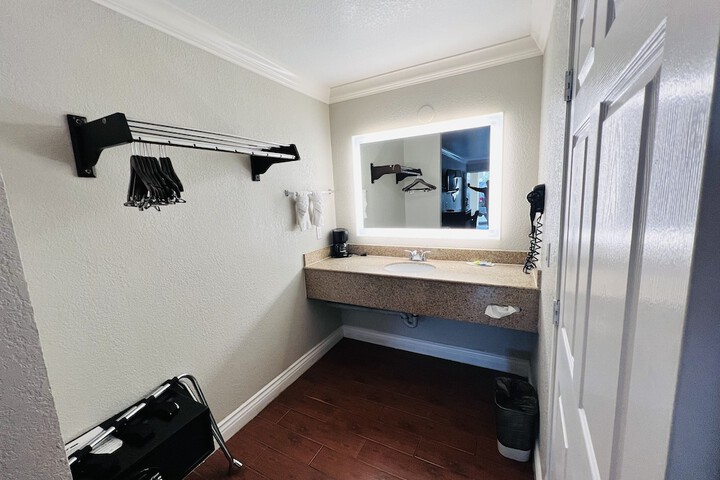 Room 33 of 62