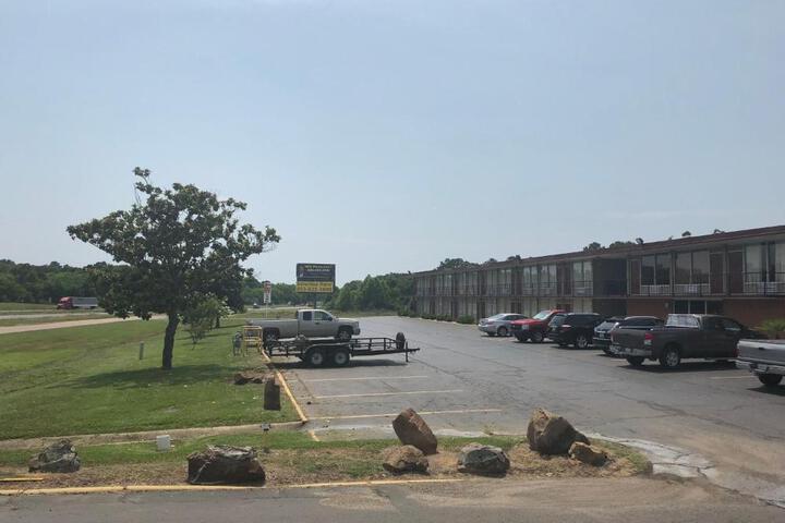 Mid Continent Inn