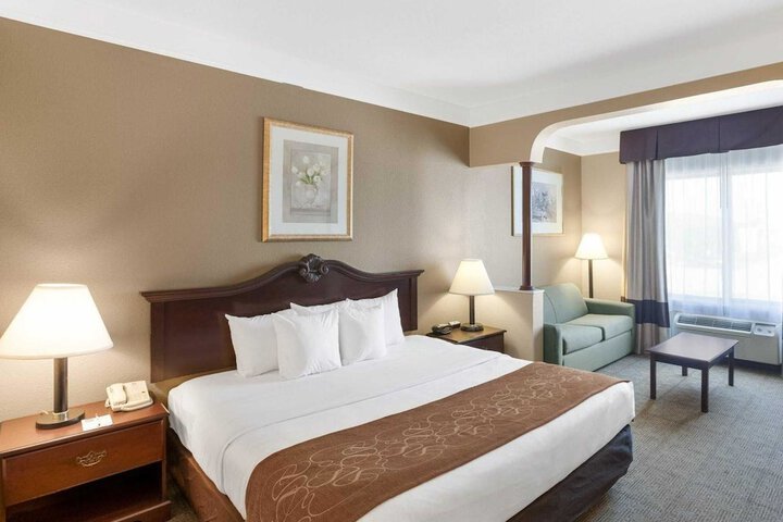 Comfort Suites Plainview