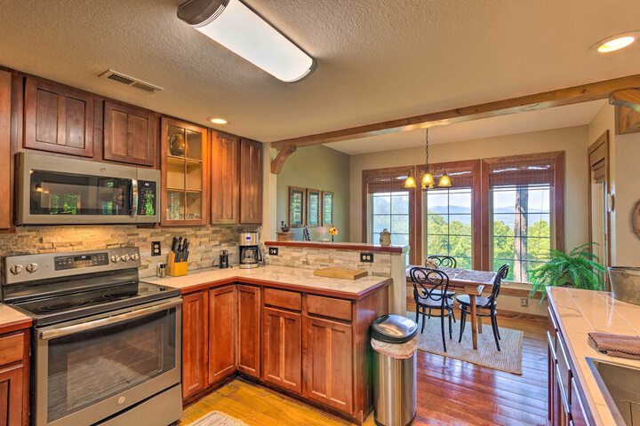 Mountain Air Condo w / Deck & Views Pets Welcome!
