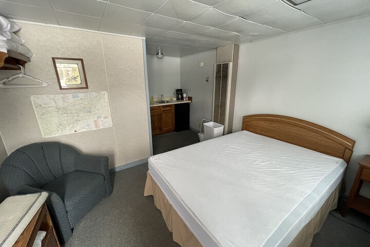Room 6 of 8