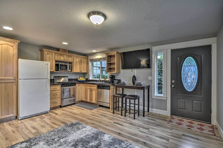 Chic Battle Ground Apartment 18 Mi to Vancouver!