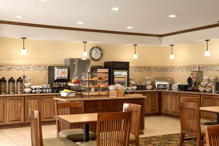Country Inn & Suites by Radisson Minot, ND
