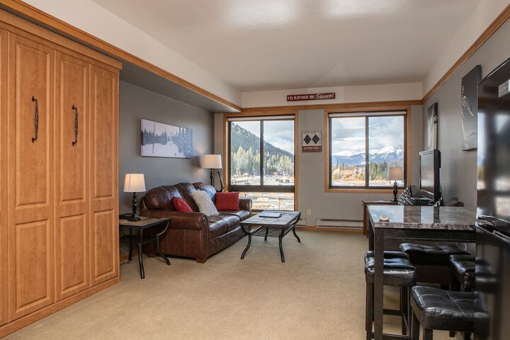 2759 Slopeside 1 Bedroom Condo by RedAwning