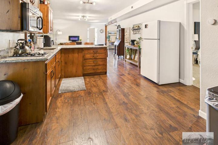Beautiful Country Apartment AC, Pickleball, Billiards, Playground, Gardens