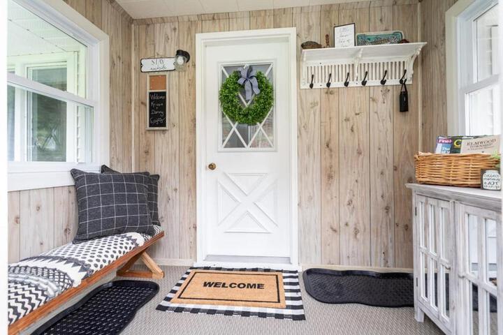Cedar Creek Cottage Close to Downtown Traverse City Beaches and the TART Trail