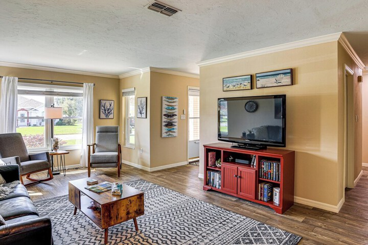Waterfront Lake Placid Escape w / Dock & Lanai
