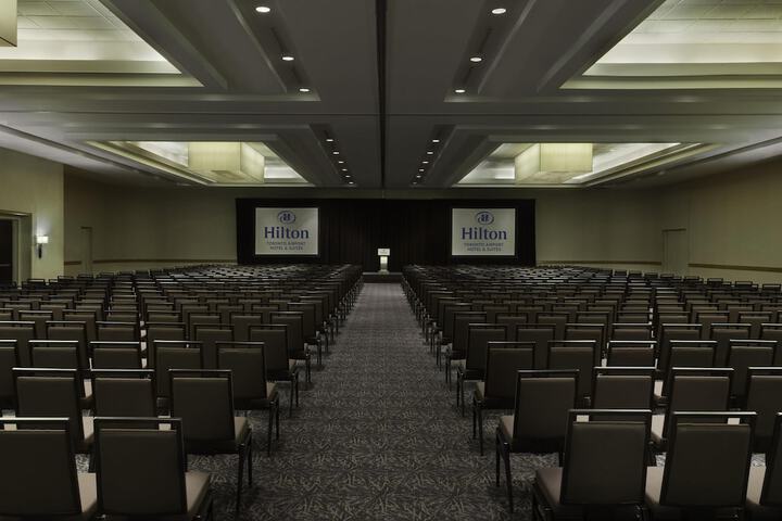 Hilton Toronto Airport Hotel & Suites