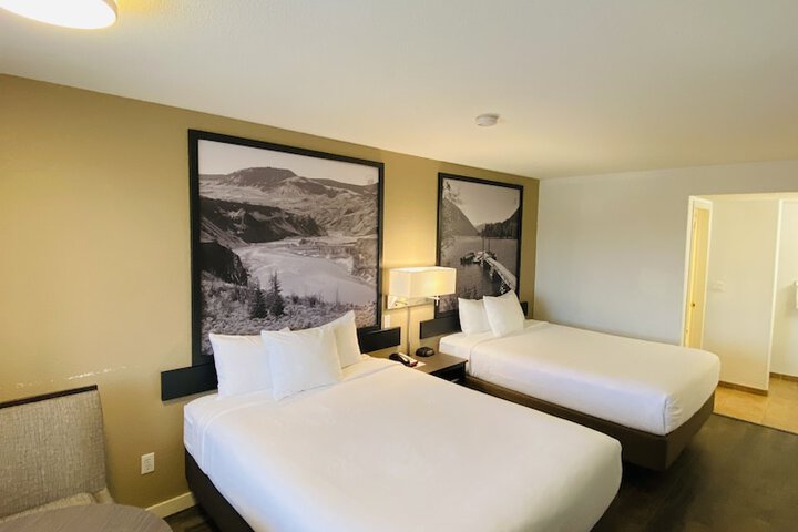 Super 8 by Wyndham 100 Mile House
