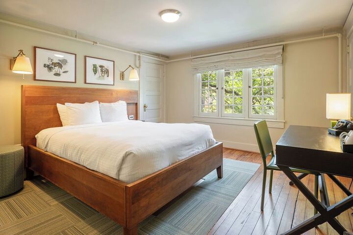 Oakhurst Inn at the University