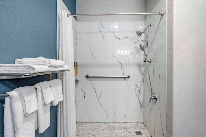 Best Western Plus Victoria Inn & Suites