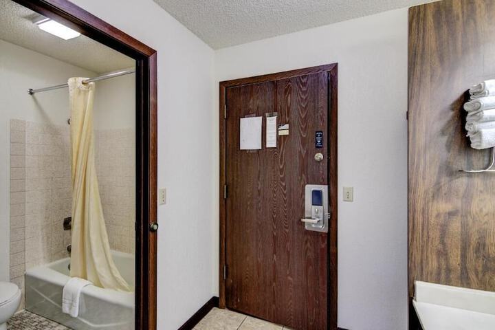Room 11 of 33