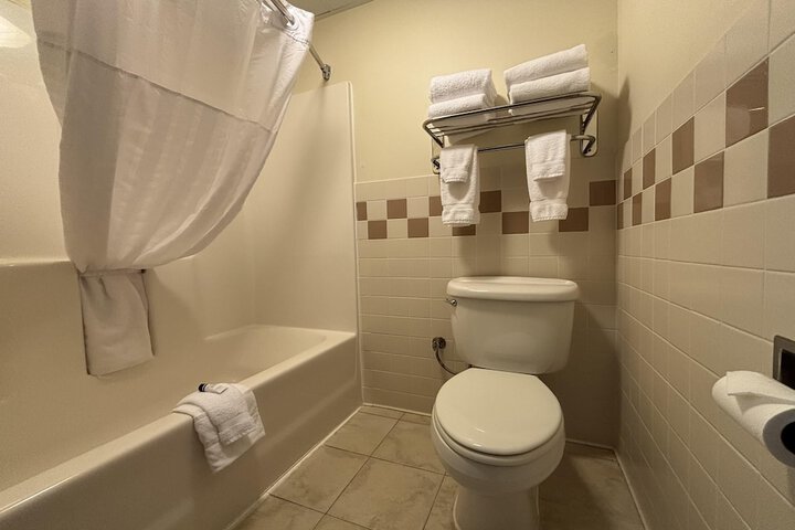 AmericInn by Wyndham Monmouth