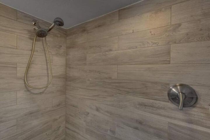 Private Basement Suite w Hot Tub