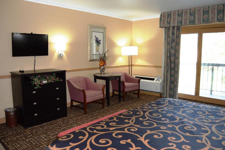 Hollow Inn & Motel