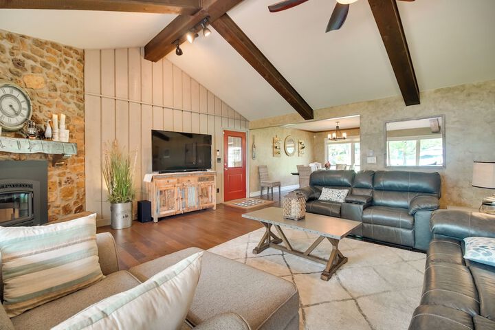 On-site Lake Access: Group Getaway in Afton