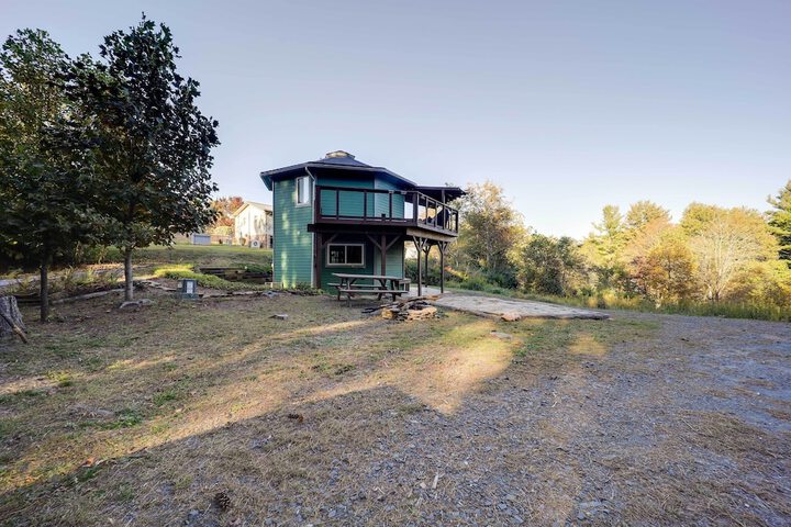 Unique West Jefferson Home w / Fire Pit & Grill!