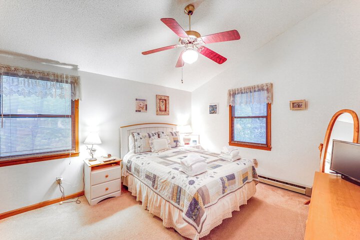 Lake & Pool Access! Outdoorsy Getaway in Newland