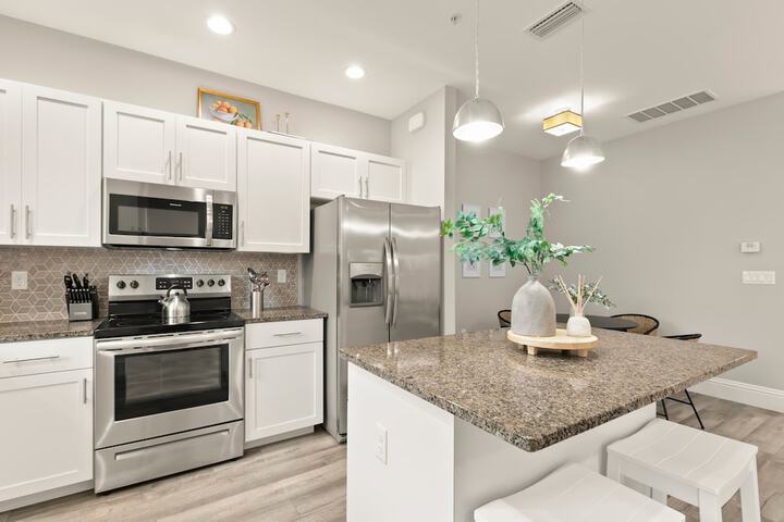 NEW Canopy Cabana Luxury Downtown Apt
