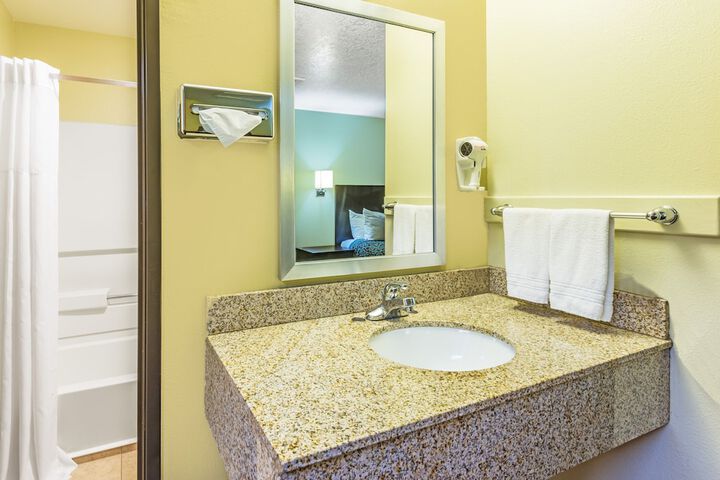 Room 6 of 14