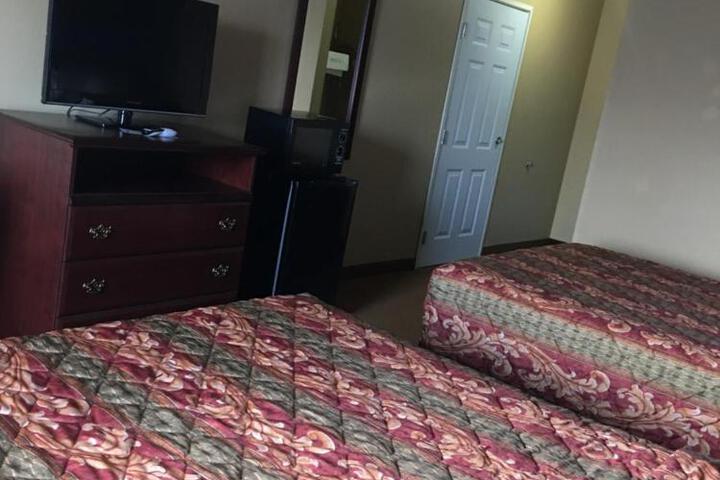 Econo Lodge Inn & Suites
