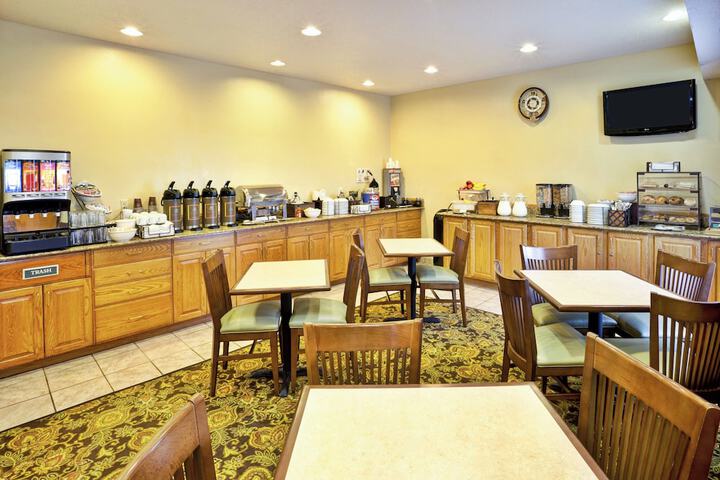 Country Inn & Suites by Radisson Marion, OH