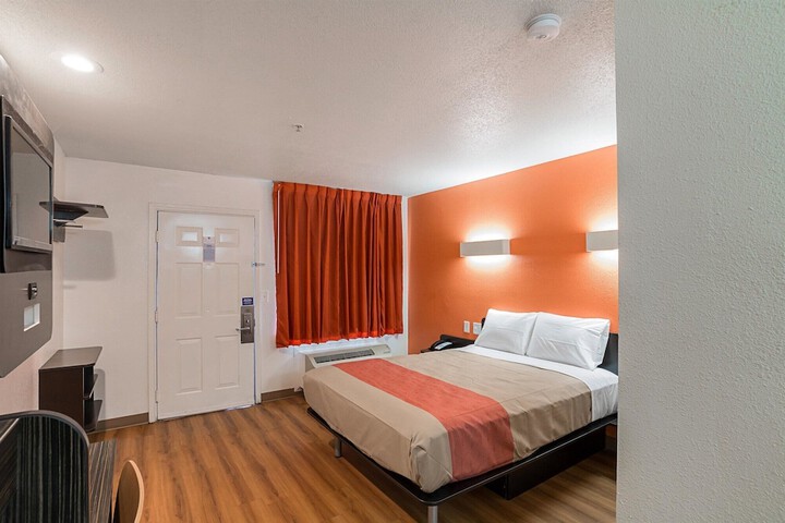 Motel 6 Grand Prairie TX - Near Six Flags Drive