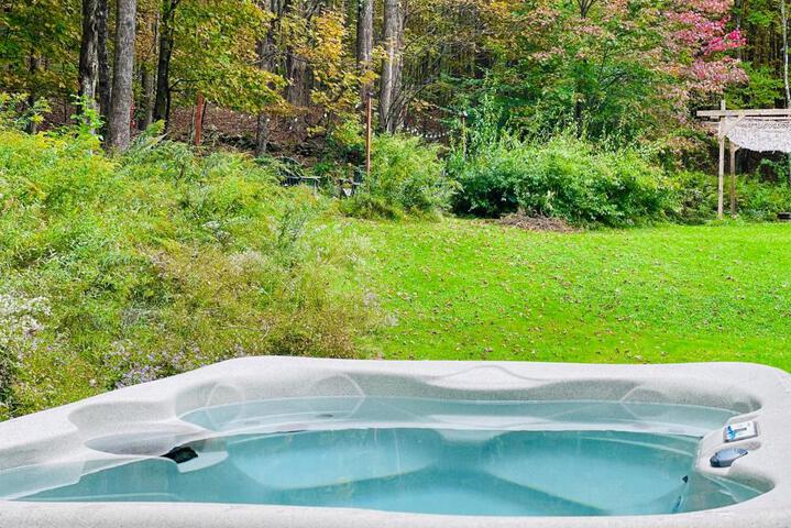 Cozy Cottage with Jacuzzi Sauna, Fire Pit and Reading Nook!
