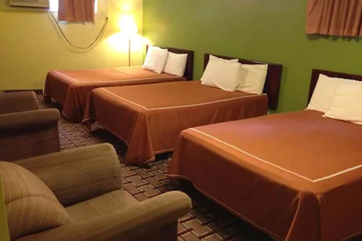 Room 32 of 40