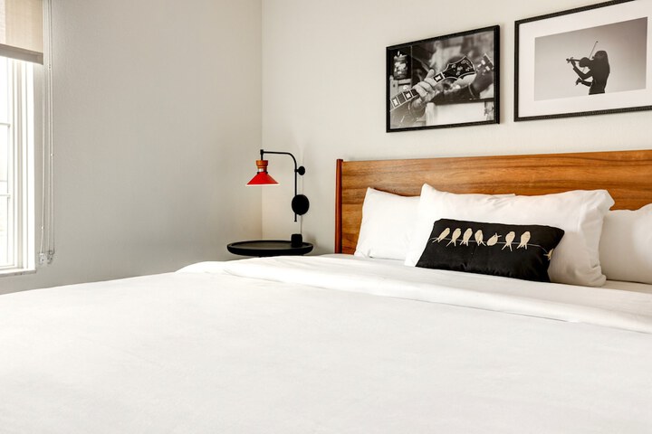 Elwood Hotel & Suites