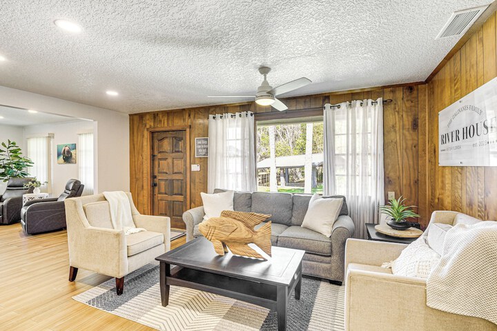 Charming Canalfront Retreat w / Double Boat Slip!