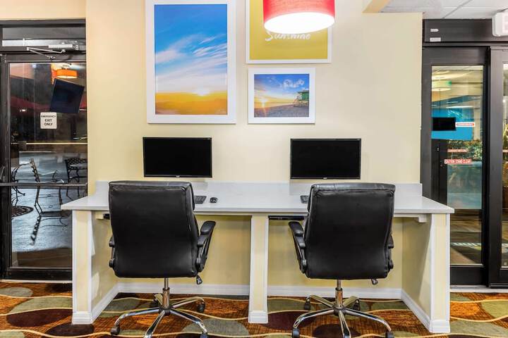Business Center 24 of 25