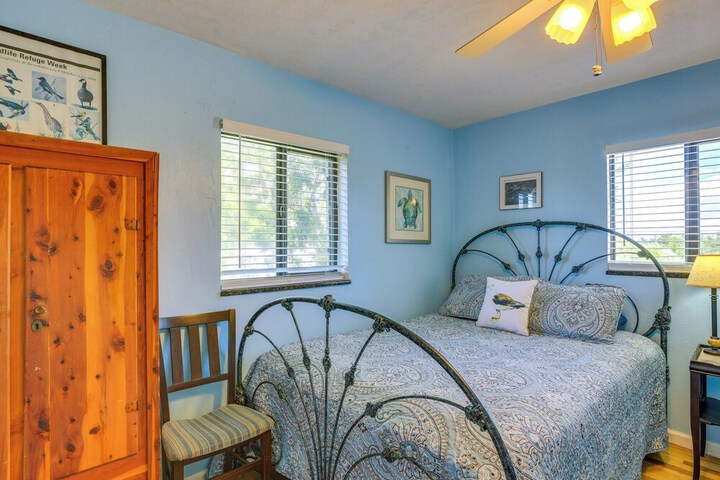 Waterfront Cedar Key Duplex Home: Grill & Dock!