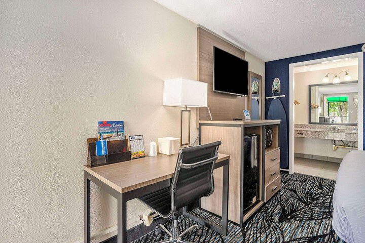 Room 17 of 38