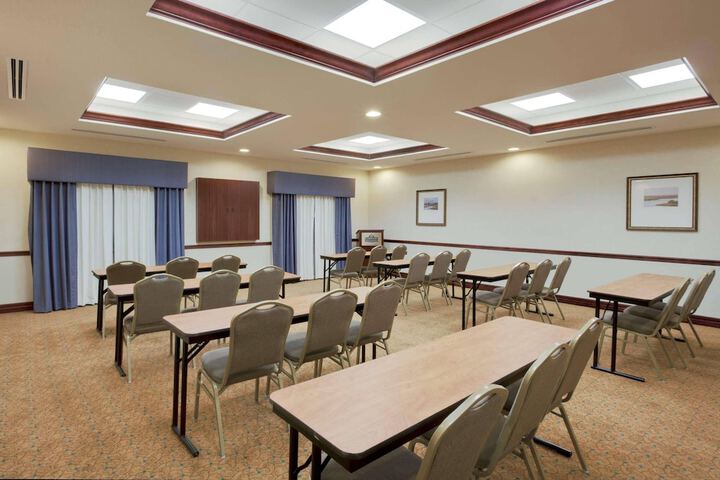 Country Inn & Suites by Radisson St. Petersburg - Clearwater, FL