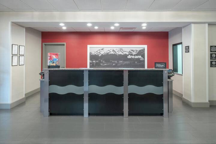 Hampton Inn & Suites Roanoke Airport