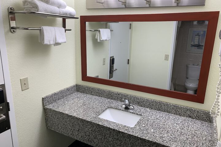 The Mariner Resort Cape Cod by The Red Collection