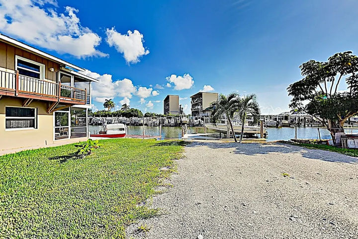 Canal-side W / Private Dock Boats & Bikes 2 Bedroom Duplex