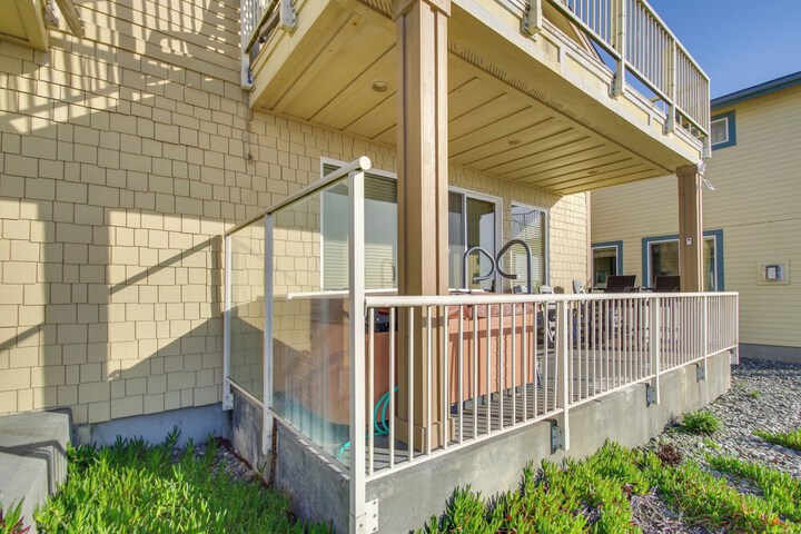 Quiet Waterfront Escape w / Hot Tub & Beach Access!