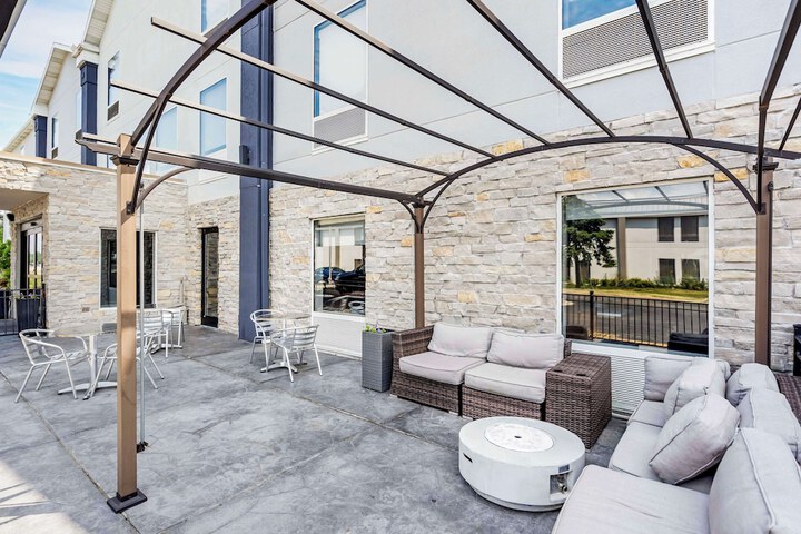 Best Western Plus Bourbonnais Hotel & Suites