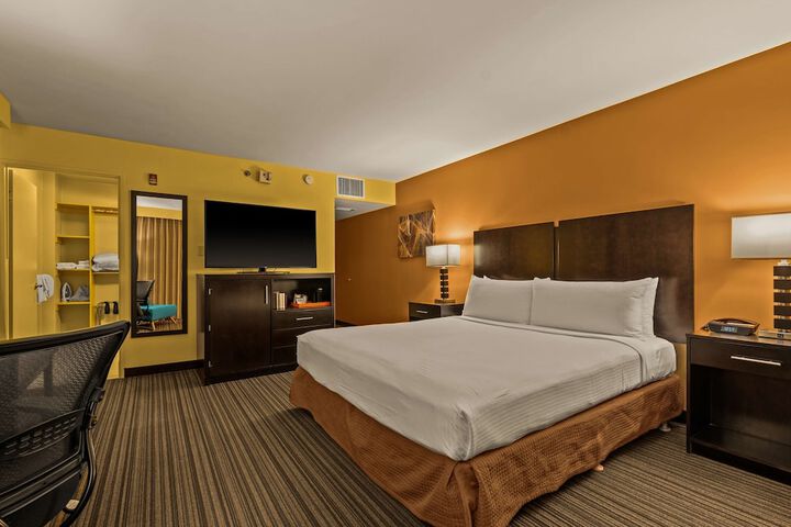 Best Western The Plaza Hotel Honolulu Airport - Free Breakfast