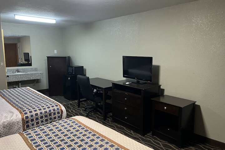 Westbridge Inn & Suites