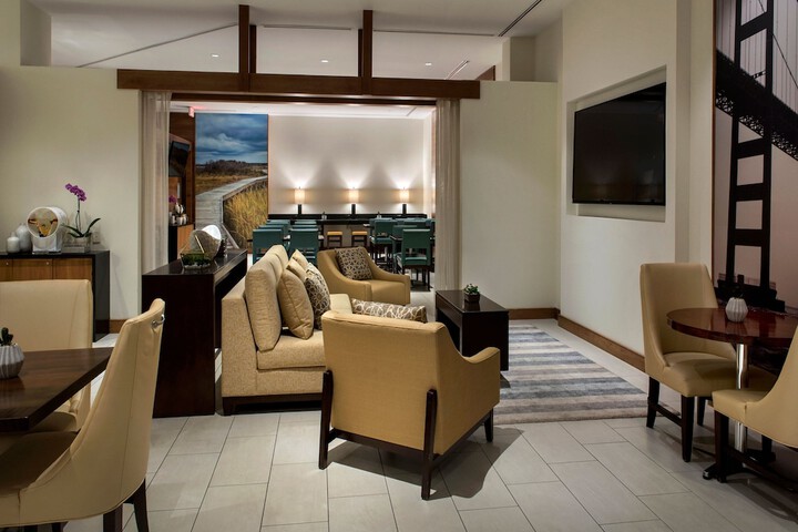 Lounge 31 of 37