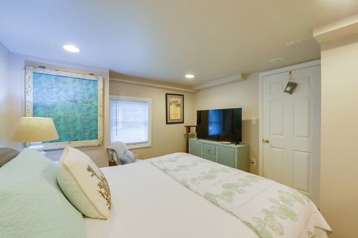 Cozy Ventnor Getaway: Walk to Public Beach!