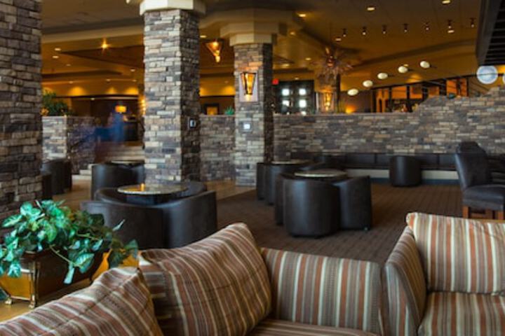 Lounge 35 of 69