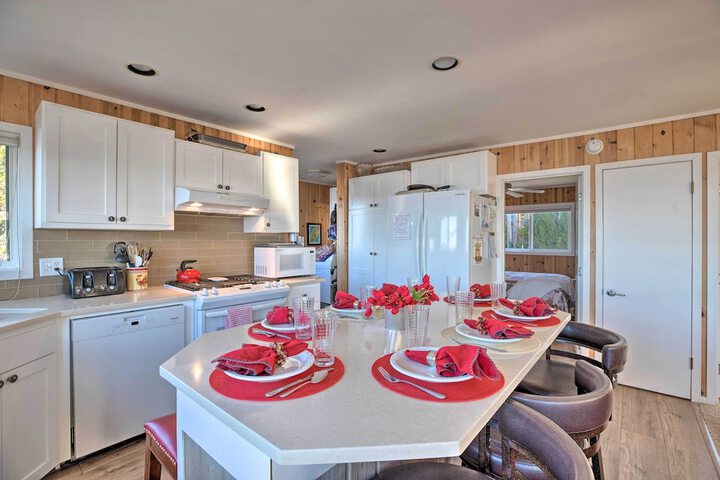 Exquisite Oceanside House w / Pacific Views & Deck!