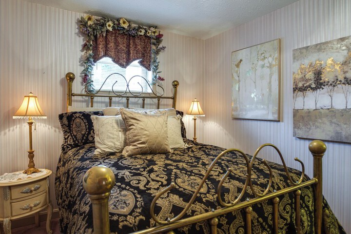 Large & Private Guest House Apt w / Patio + Views!